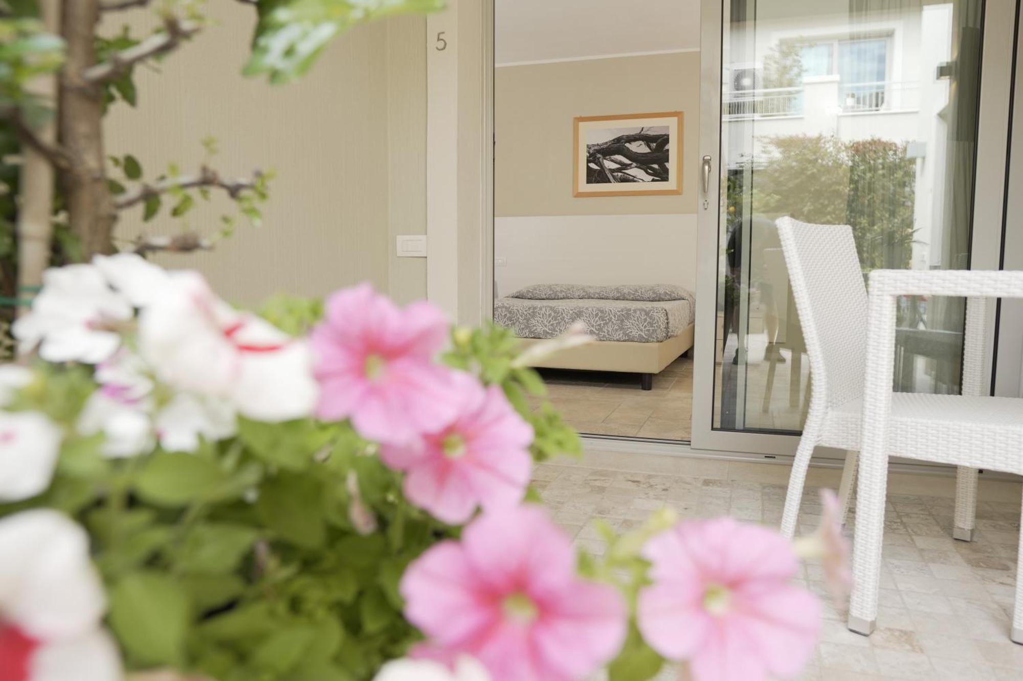 Domu Noa Hotel Villasimius Buitenkant foto